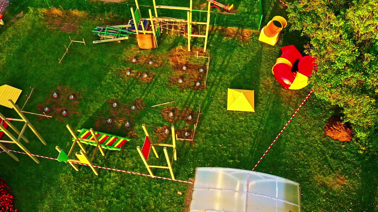 Vue aérienne d’un nouveau processus de construction d’une aire de jeux avec ruban de sécurité, fondations et équipements