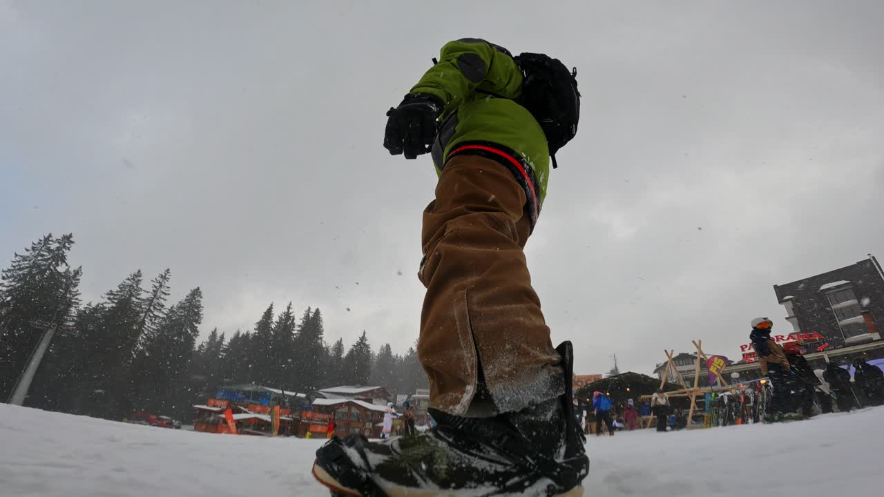 Snowboardzista ślizga się po śniegu w Karpatach w Bułgarii zimą.