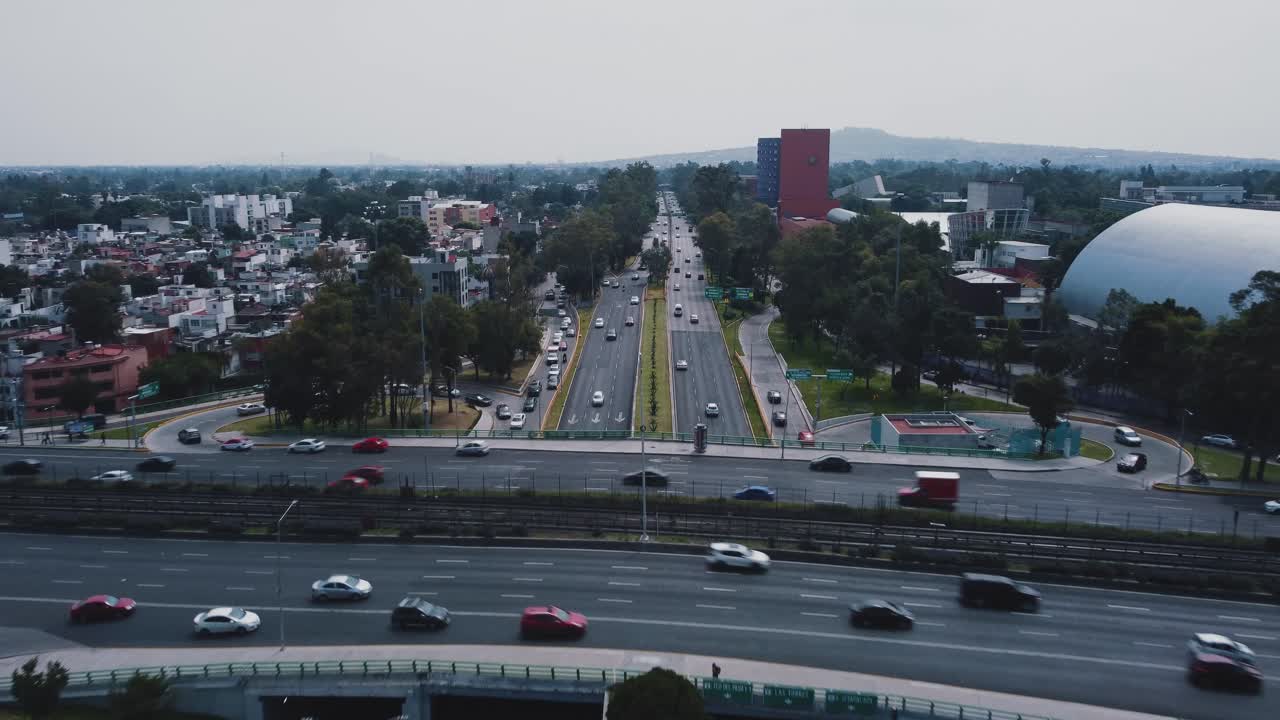 vista de dron en movimiento hacia adelante de un cruce de carretera en la ciudad de méxico
