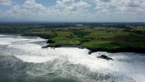 Imágenes-Aéreas-De-Drones,-Costa-Con-Rocas-Negras-En-Bali