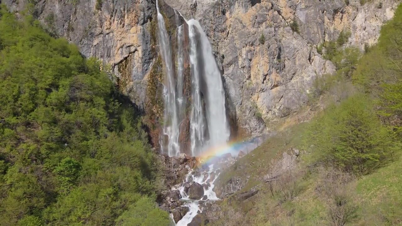 Splendida cascata a Selcë nel nord dell'Albania.