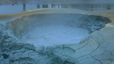 imágenes en cámara lenta de aguas termales - ollas de barro hirviendo azul en el área geotérmica de hverir - namafjall en islandia