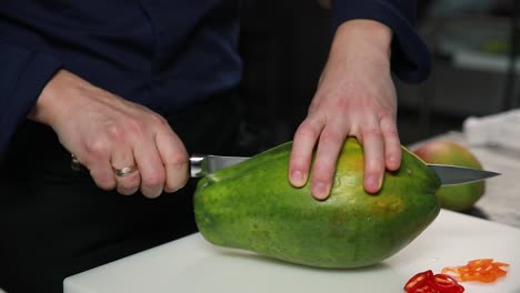 chef preparando papaya, mango y otros productos frescos