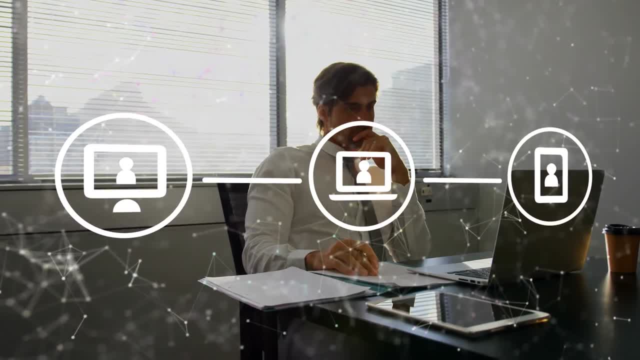 animación de iconos y procesamiento de datos sobre empresario caucásico en la oficina