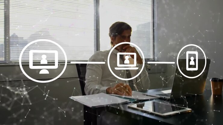 Animazione di icone ed elaborazione dati su un uomo d'affari caucasico in ufficio