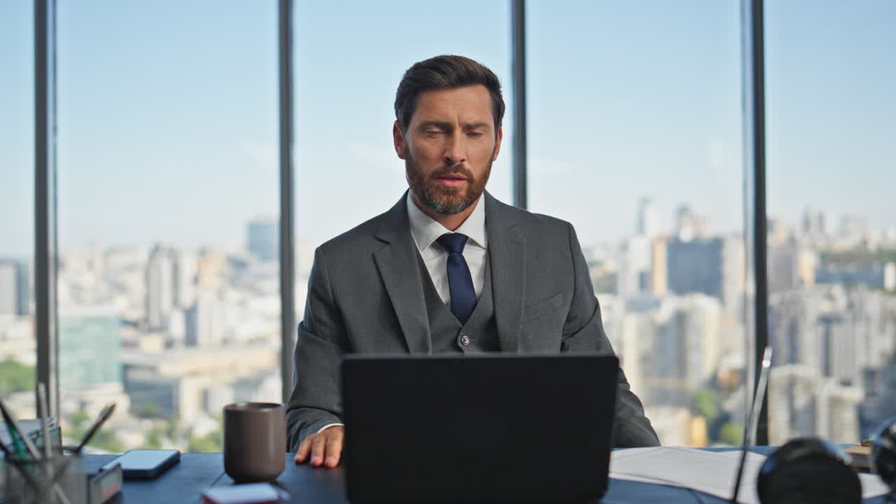 abogado exitoso consultoría en línea la comunicación por llamada de video en la oficina de vidrio.