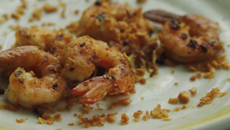 plate of shrimps with fried garlic