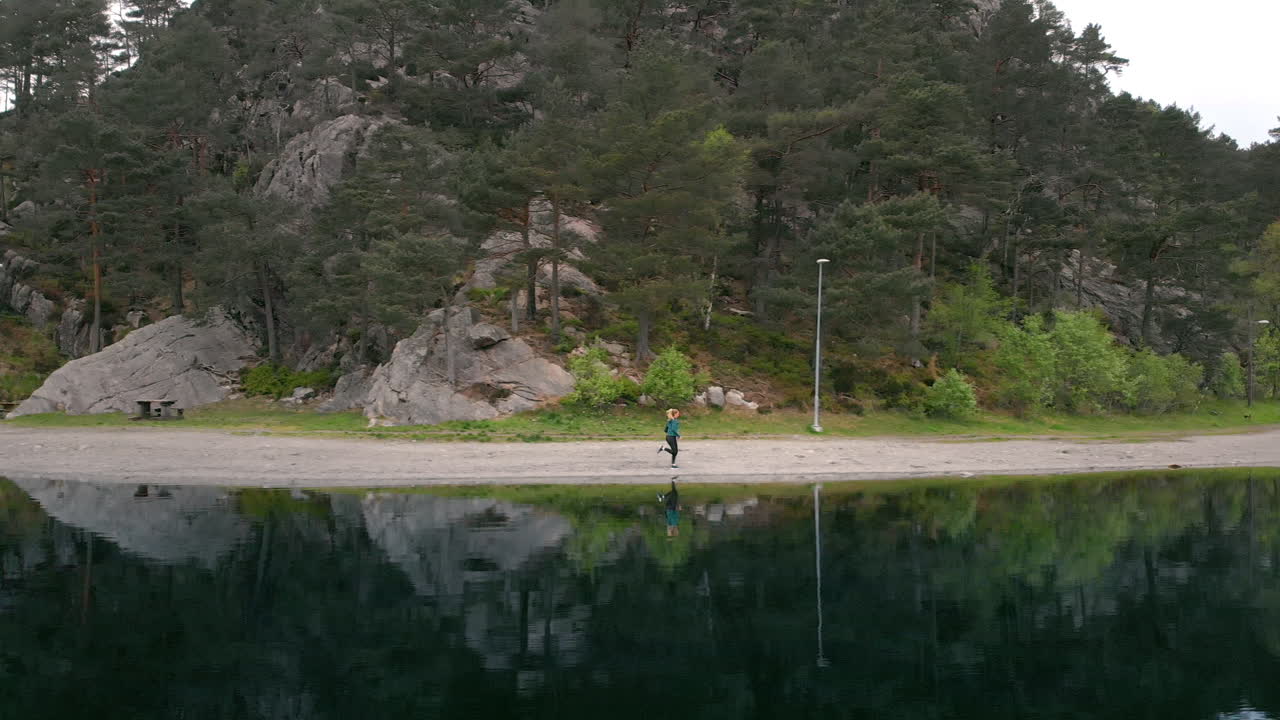 호수 옆에 있는 여자 - 4k