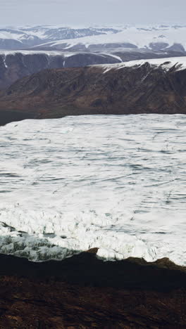 vista aérea de un glaciar en las montañas