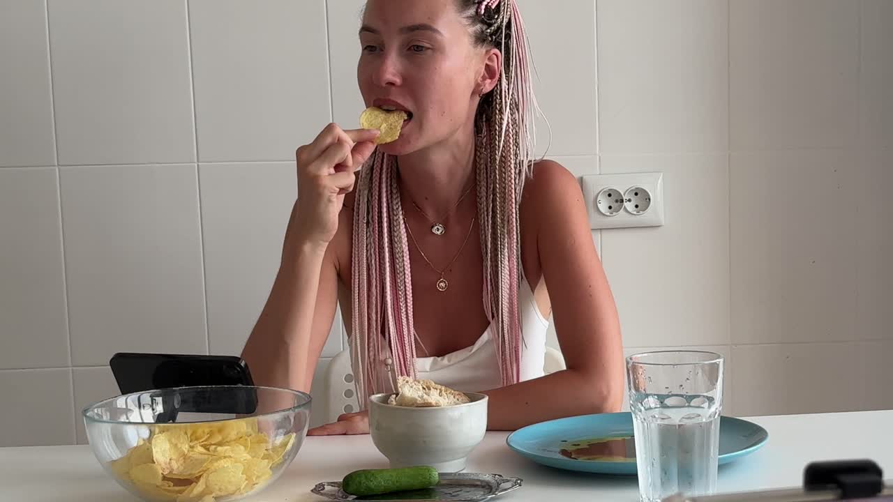 Mulher Jovem Aproveitando um Lanche de Salgadinhos de Batata