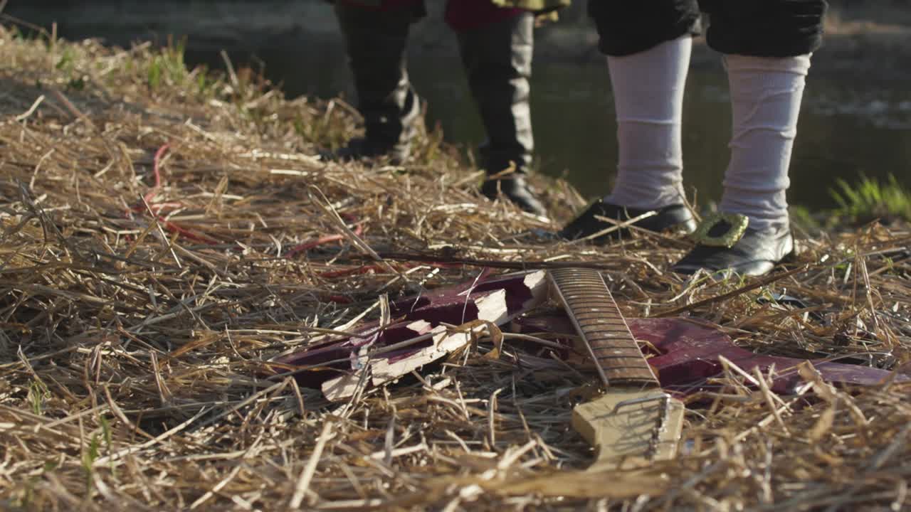 강변에 부러진 기타, 역사적인 재현