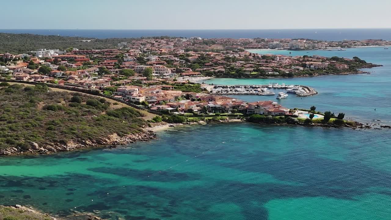 Immagini di una città costiera in Sardegna durante il giorno