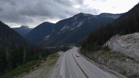 Semirremolque-Viajando-Por-La-Autopista-Coquihalla-En-Un-Clima-Nublado-De-Verano