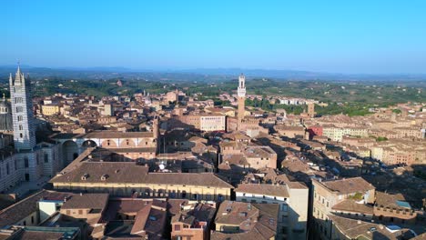 vista aérea mágica de arriba vuelo ciudad medieval de siena toscana italia