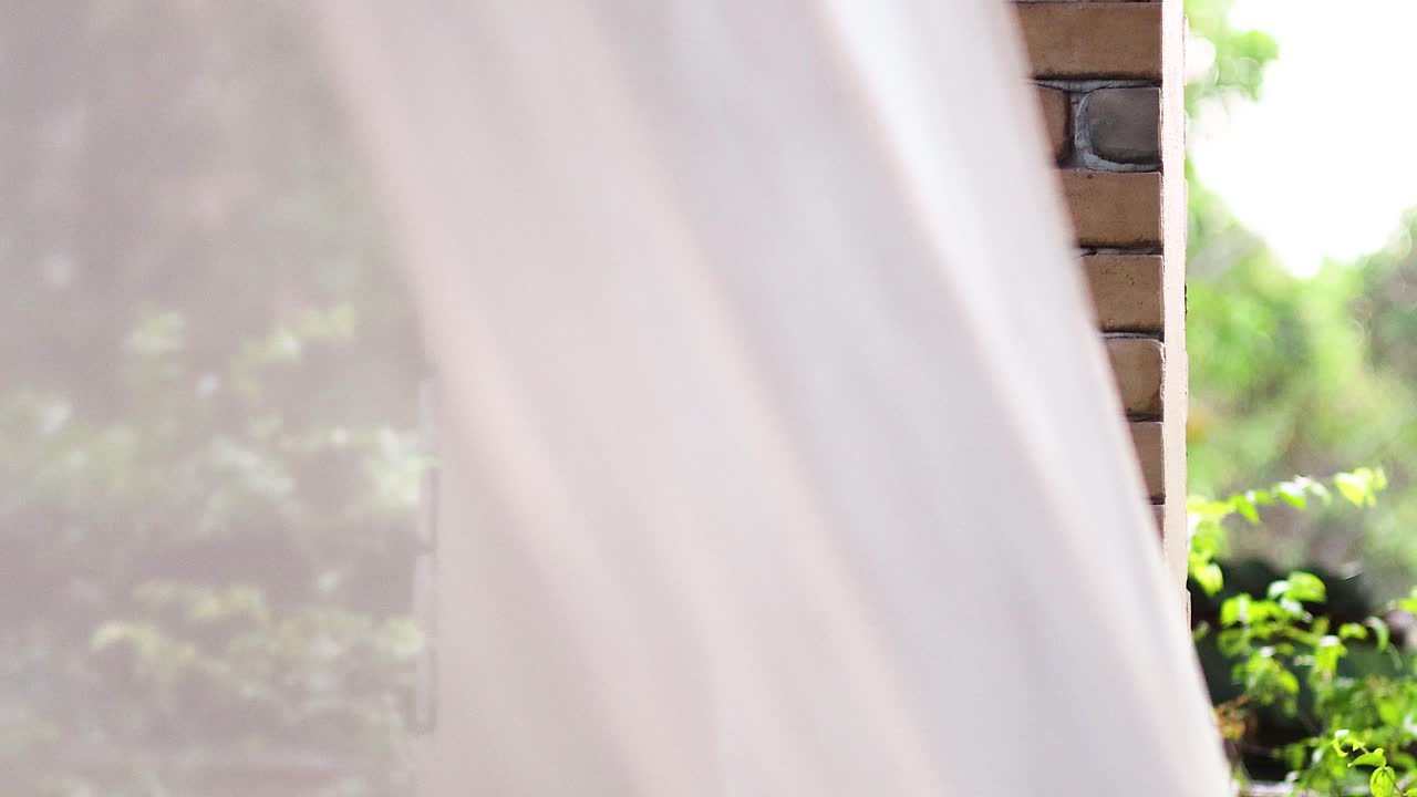 cortinas blancas moviéndose suavemente con el viento