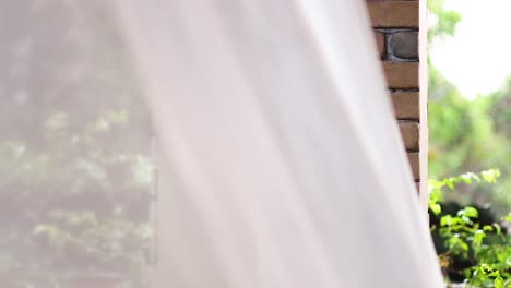 cortinas blancas moviéndose suavemente con el viento