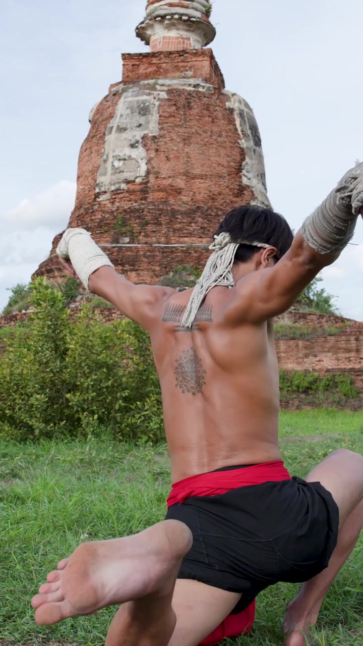Tayland, Ayutthaya'da Antik Kalıntıların Önünde Törensel Hareketler Yapan Üstsüz Bir Dövüşçü