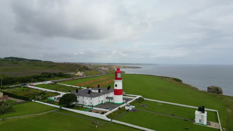 Luftdrohnenaufnahme-Des-Souter-Leuchtturms-Und-Der-Meeresküste-Von-Sunderland-Im-Nordosten-Englands