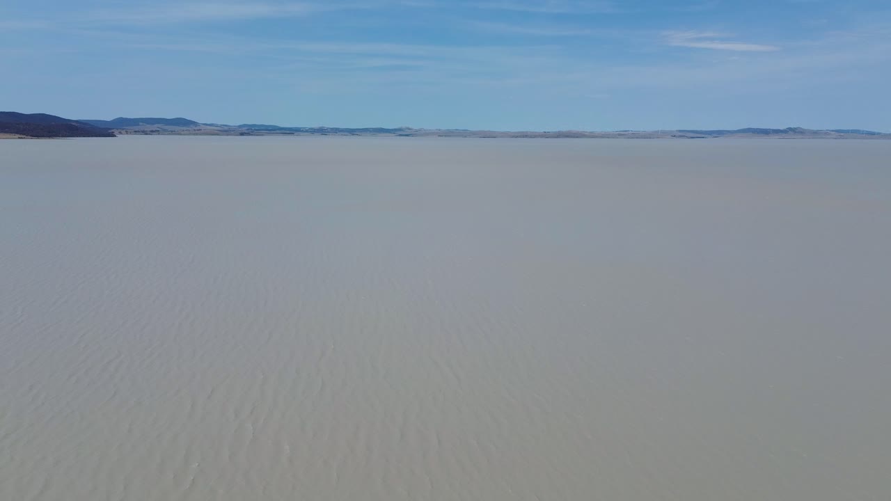 tomada aérea de drones del lago george cuenca de agua dulce del río con fondo de colina de montaña del cielo goulburn sydney nsw actúa turismo de naturaleza viaje australia 4k