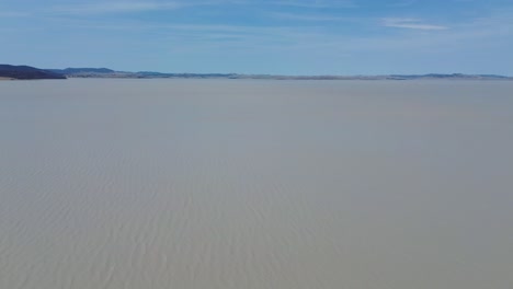 Toma-Aérea-De-Drones-De-La-Cuenca-Del-Río-De-Agua-Dulce-Del-Lago-George-Con-Cielo-Montaña-Colina-Fondo-Goulburn-Sydney-Nsw-Ley-Naturaleza-Turismo-Viajes-Australia-4k