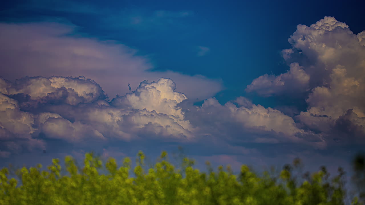 el lapso de tiempo de las nubes diurnas rodando por un cielo azul, nubes de tormenta