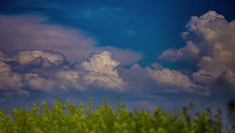 Timelapse-De-Nubes-Diurnas-Rodando-Por-Un-Cielo-Azul,-Nubes-De-Tormenta