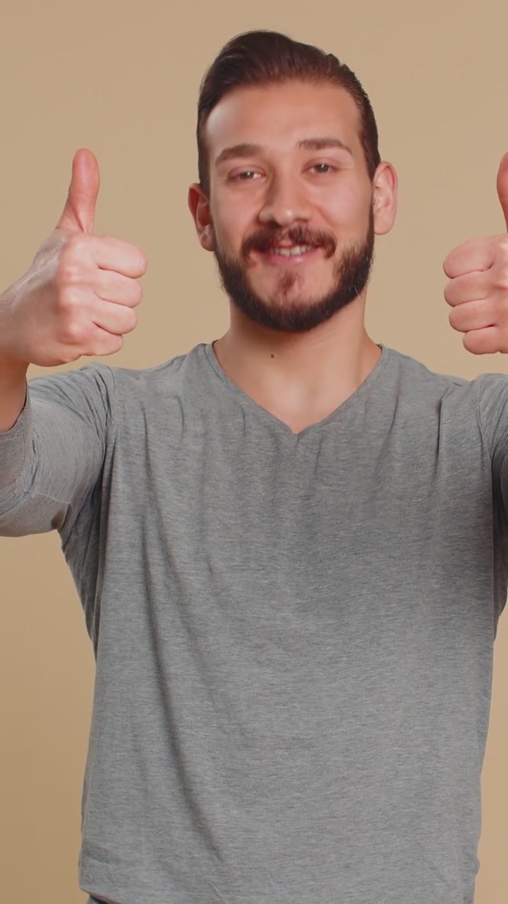 Joven libanés levanta el pulgar, aprueba, da respuesta positiva, recomienda, publicidad, le gusta, bueno