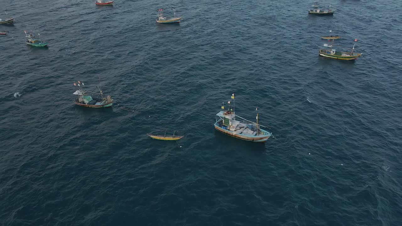 바다에 정박된 어선의 공중 드론 샷