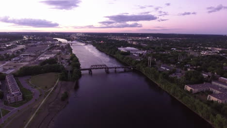 Toma-Aérea-De-La-Hora-Mágica-De-Un-Puente-De-Tren-En-El-Río-Mississippi