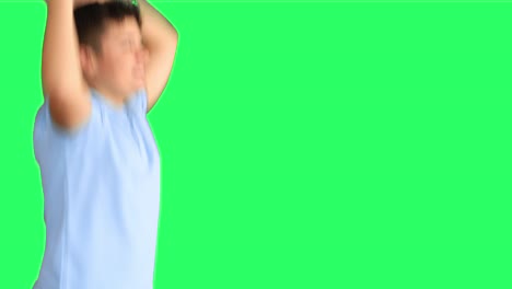 un adolescente feliz saltando en el fondo de la pantalla verde
