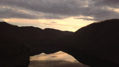 Lago-Tarnita,-Tarde-En-La-Noche