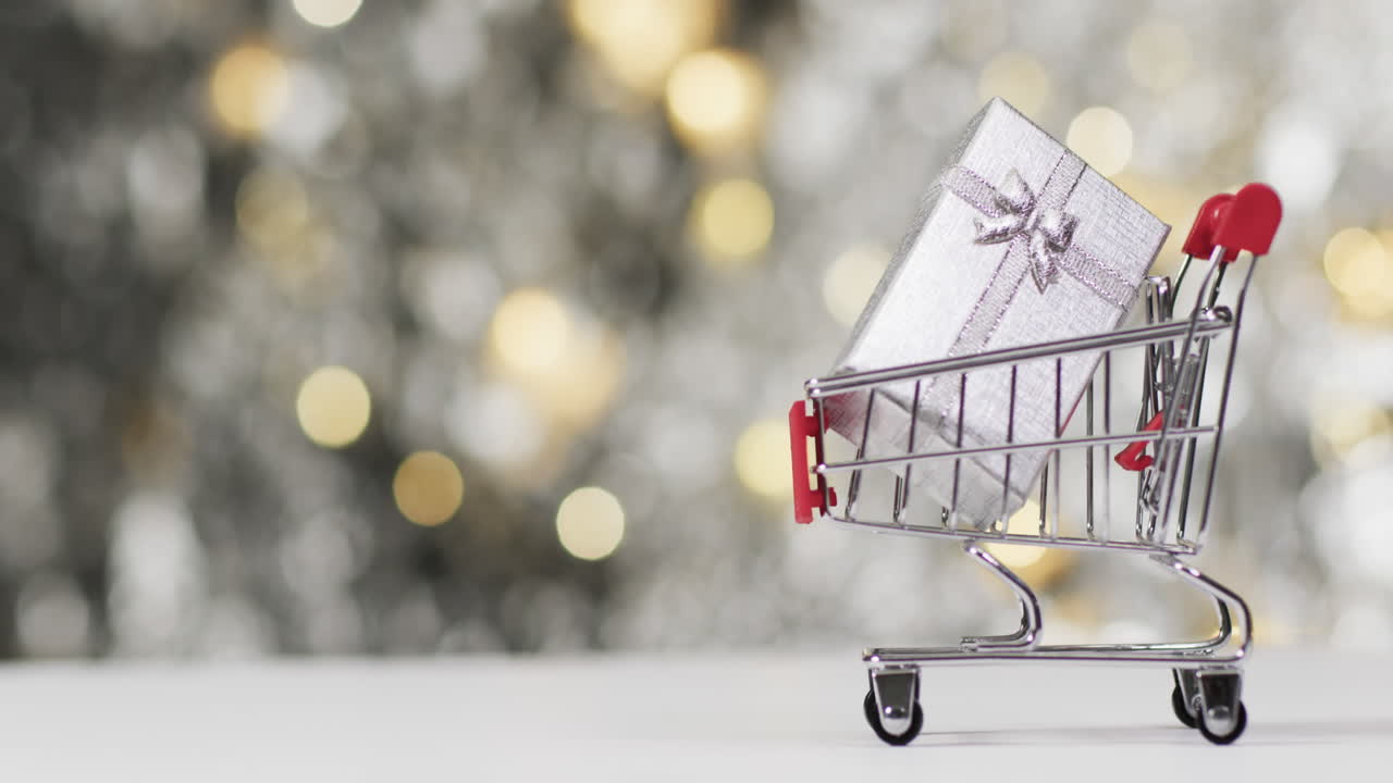 video de un carrito de compras con decoraciones de navidad y espacio de copia en el fondo de luces de hadas