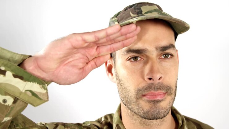 soldato che saluta su sfondo bianco