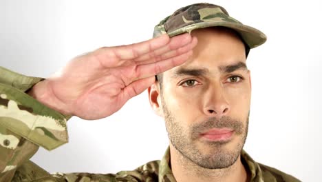 soldado saludando sobre fondo blanco