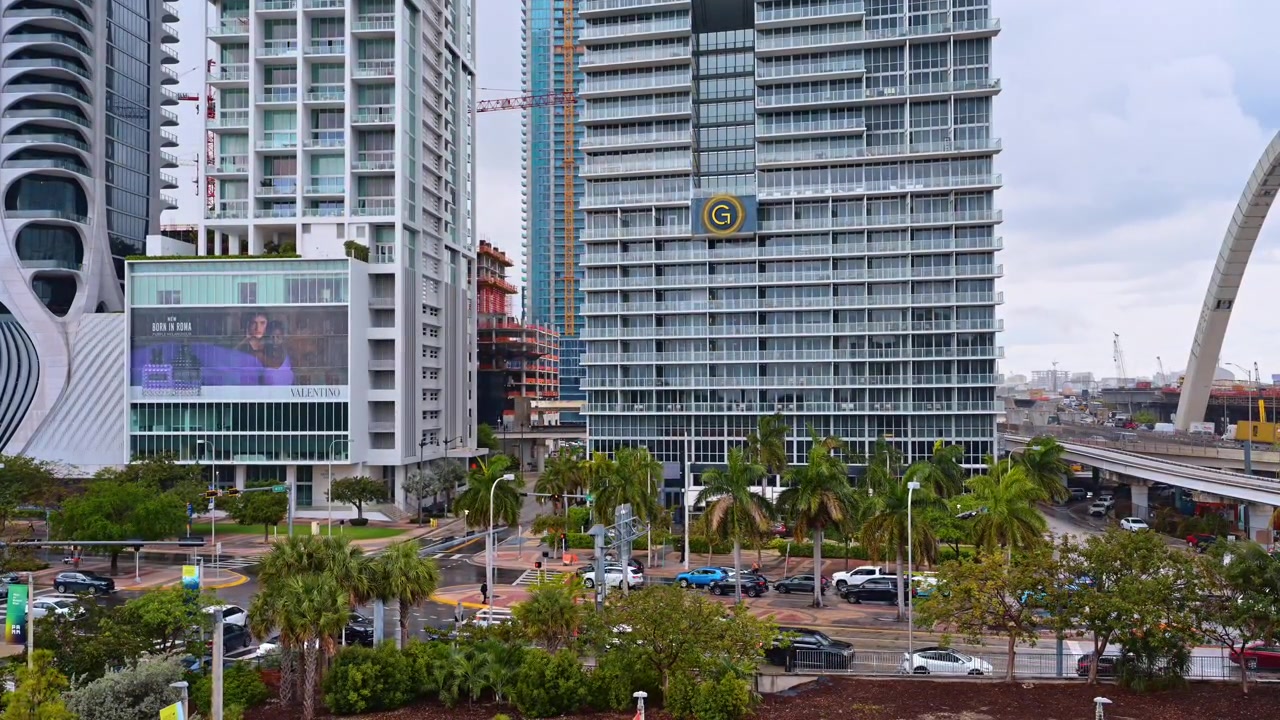 Miami, EE. UU., 16 de abril de 2026: Vista urbana del centro de Miami con modernos rascacielos y palmeras.