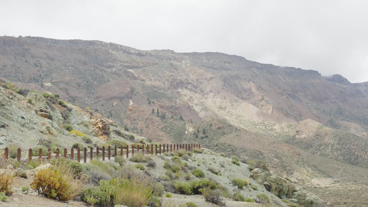 carretera remota a través del majestuoso paisaje del parque nacional del teide, a la derecha