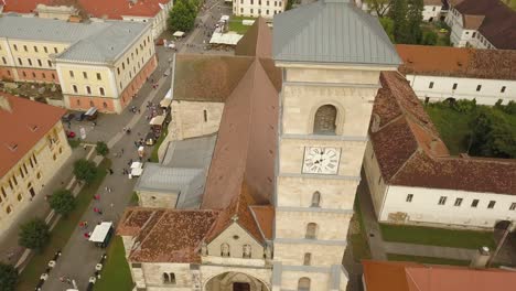 toma aérea de establecimiento de la iglesia ortodoxa de europa del este con reloj en el frente y disparando el techo de la iglesia