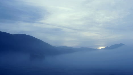 Die-Sonne-Scheint-Hinter-Einem-Nebligen-Bergpass