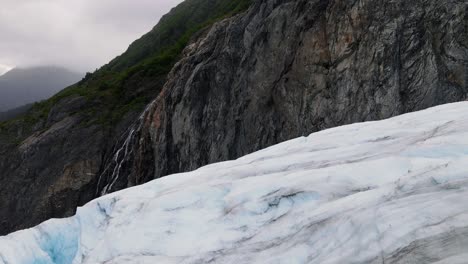vista aérea sobre la masa de hielo derretida de un glaciar - calentamiento global en las tierras altas de alaska