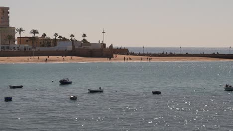 Hermoso-Paisaje-En-El-Océano-Brillante-Con-Playa-Y-Barcos-De-Pesca-En-Marea-Alta