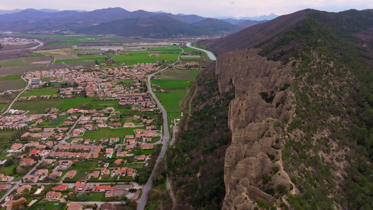 Vista aerea di Les Mees sotto formazioni rocciose illuminate dal sole in Alta Provenza