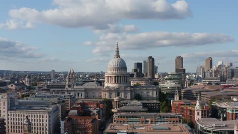 Slide-and-pan-footage-of-well-known-historic-baroque-Saint-Pauls-Cathedral-on-Ludgate-Hill.-Sunny-afternoon-in-city.-London,-UK