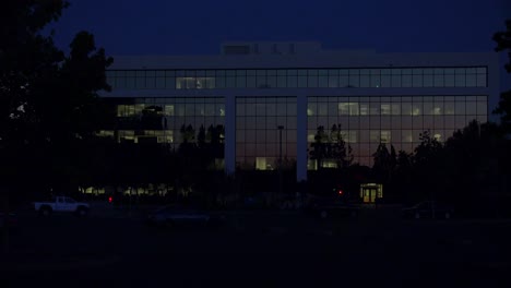 Toma-De-Establecimiento-Del-Exterior-De-Un-Edificio-De-Oficinas-Moderno-Genérico-En-La-Noche-6