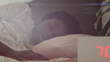 mujer afroamericana despertando en casa por la mañana