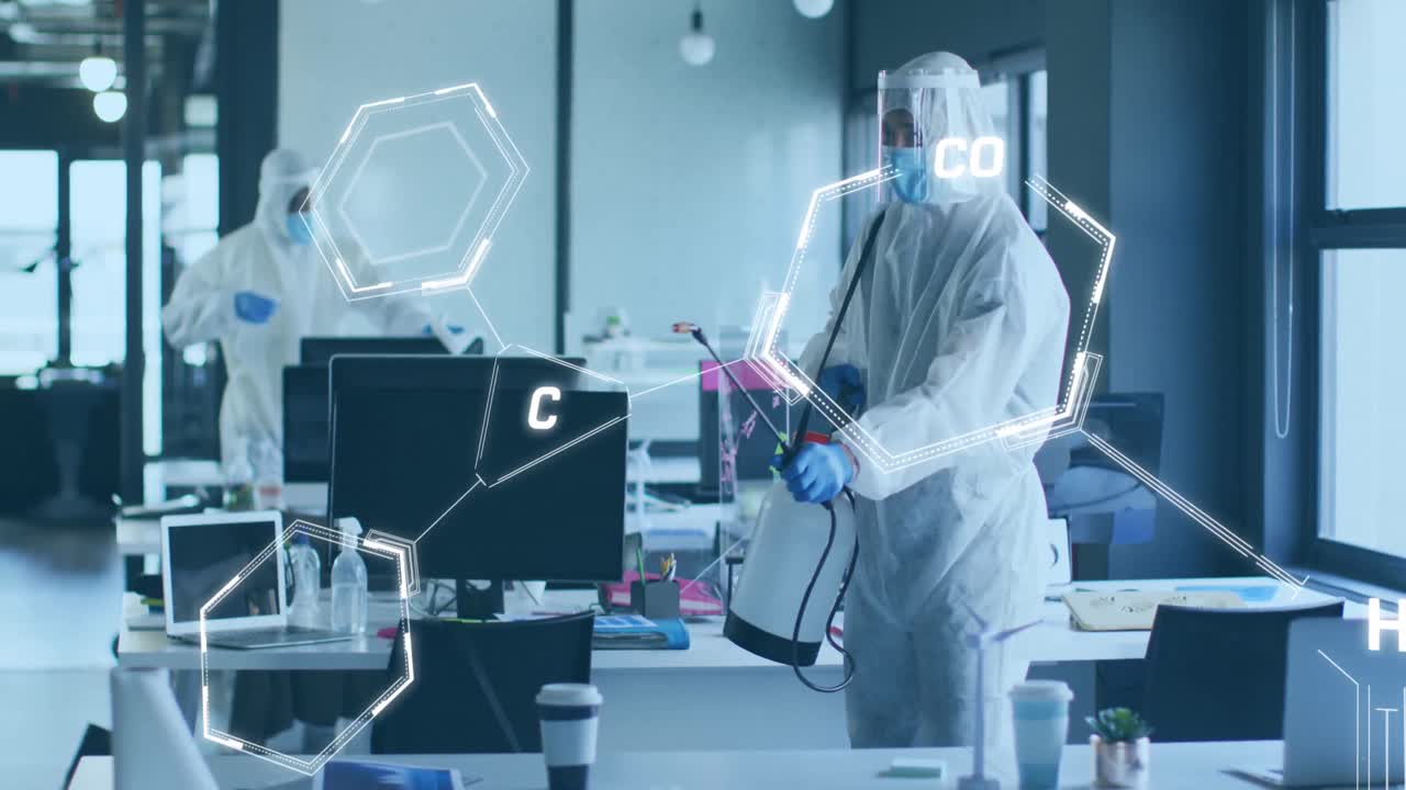 animación de la fórmula química sobre diversas personas desinfectando la oficina