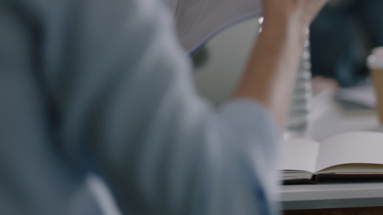 비즈니스 사람들 회의 문서를 검색, 브레인 스토밍, 아이디어 공유, 동료, 메모 작성, 프로젝트 제안에 함께 일, 사무실에서 성공적인 전략을 계획, 이사회에서 손을 어