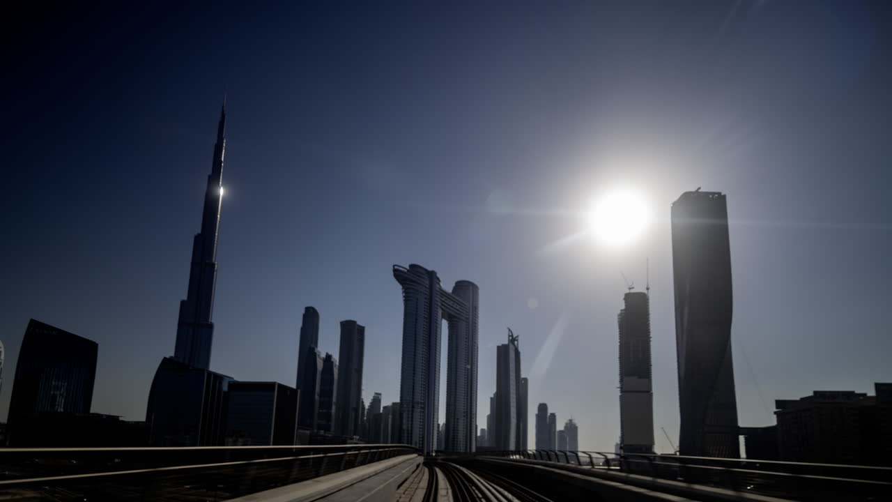 Attraversando il moderno skyline di Dubai su binari sopraelevati della metropolitana
