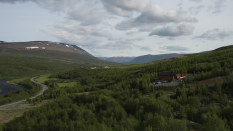 Antenne---Wunderschönes-Waldgebiet-Des-Vaglaskogur-Waldes,-Island,-Kreispfanne