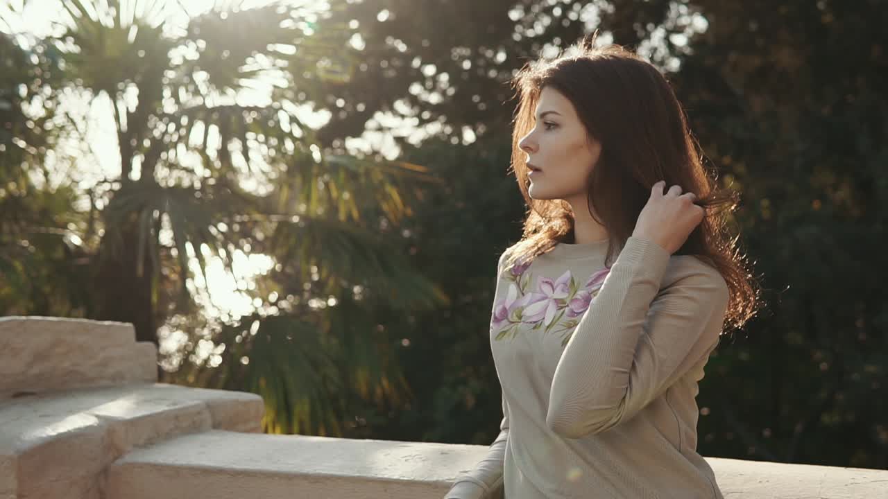 una mujer con un suéter floral.