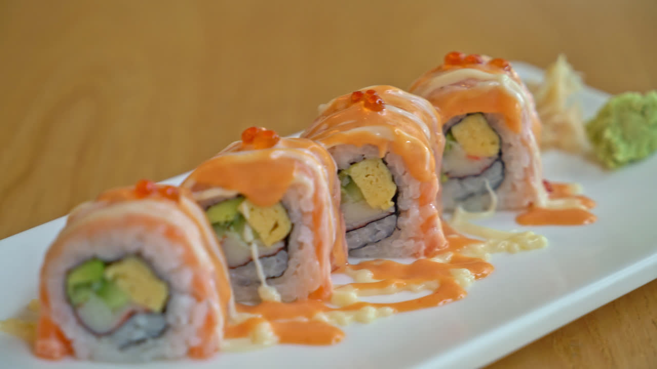 Laksesushi-rulle med sauce på toppen - japansk madstil